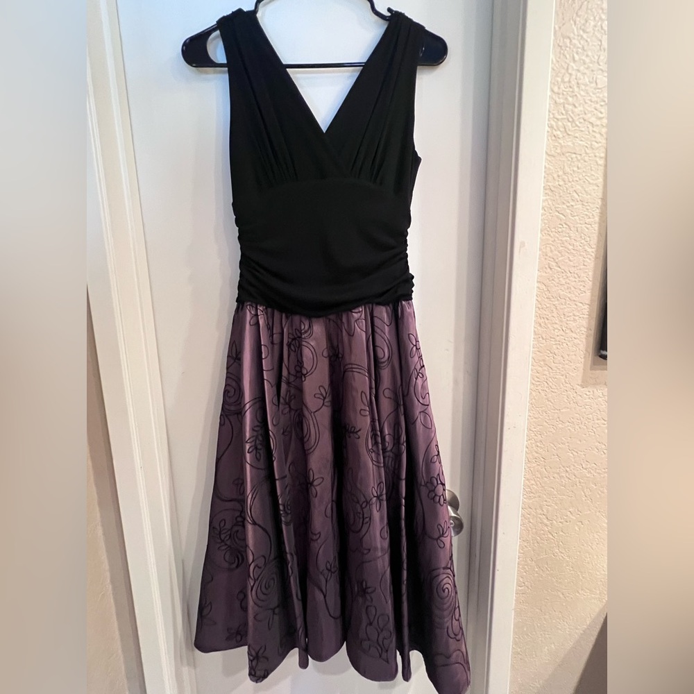Vintage Elegant Black and Purple Floral Dress - Picture 4 of 5